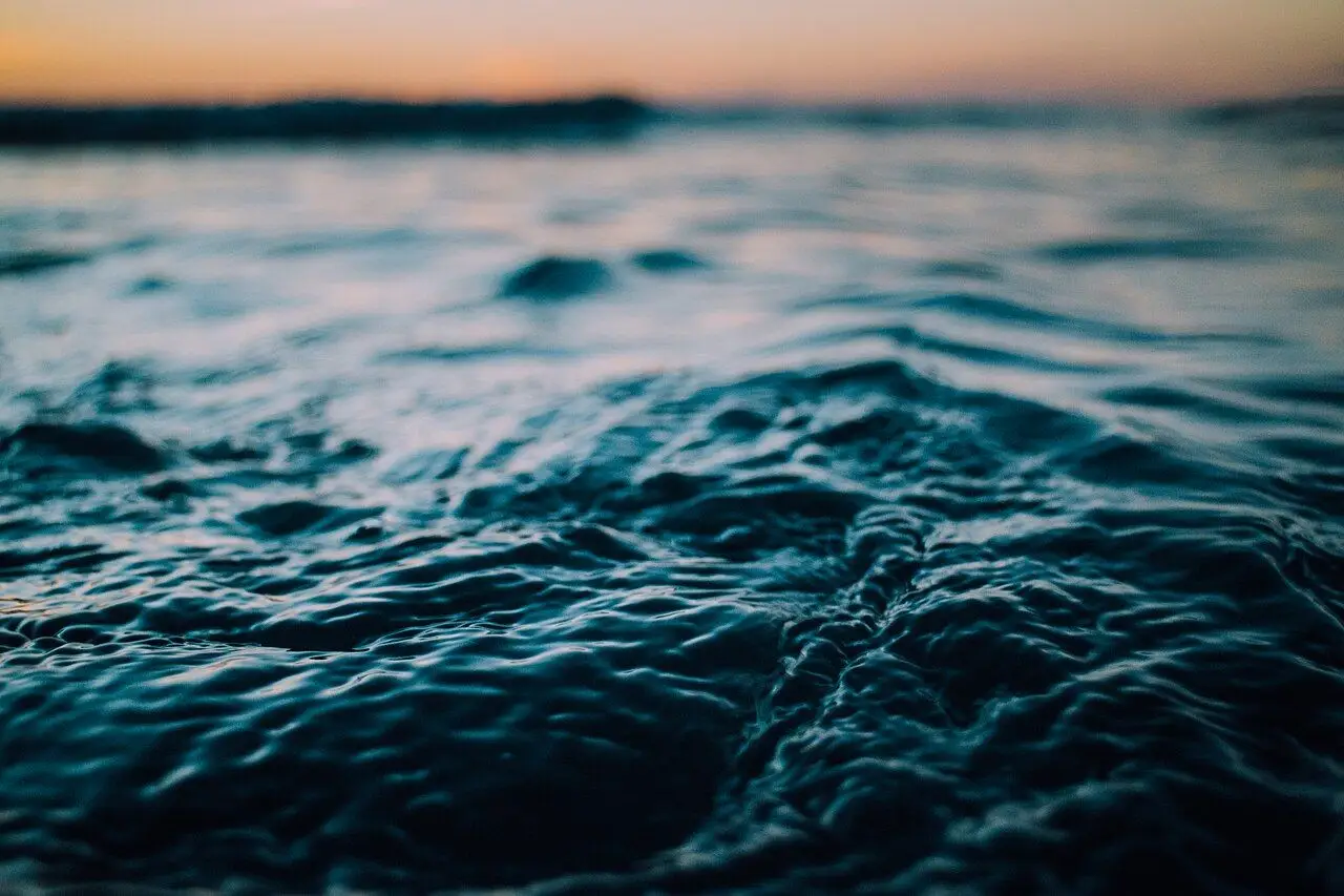 Ondas do mar ao entardecer